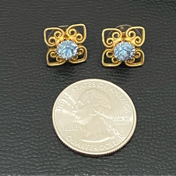 Vintage Unsigned Blue Topaz Gold-tone Filigree Ornate Flower Earrings 2.6g - Picture 8 of 13